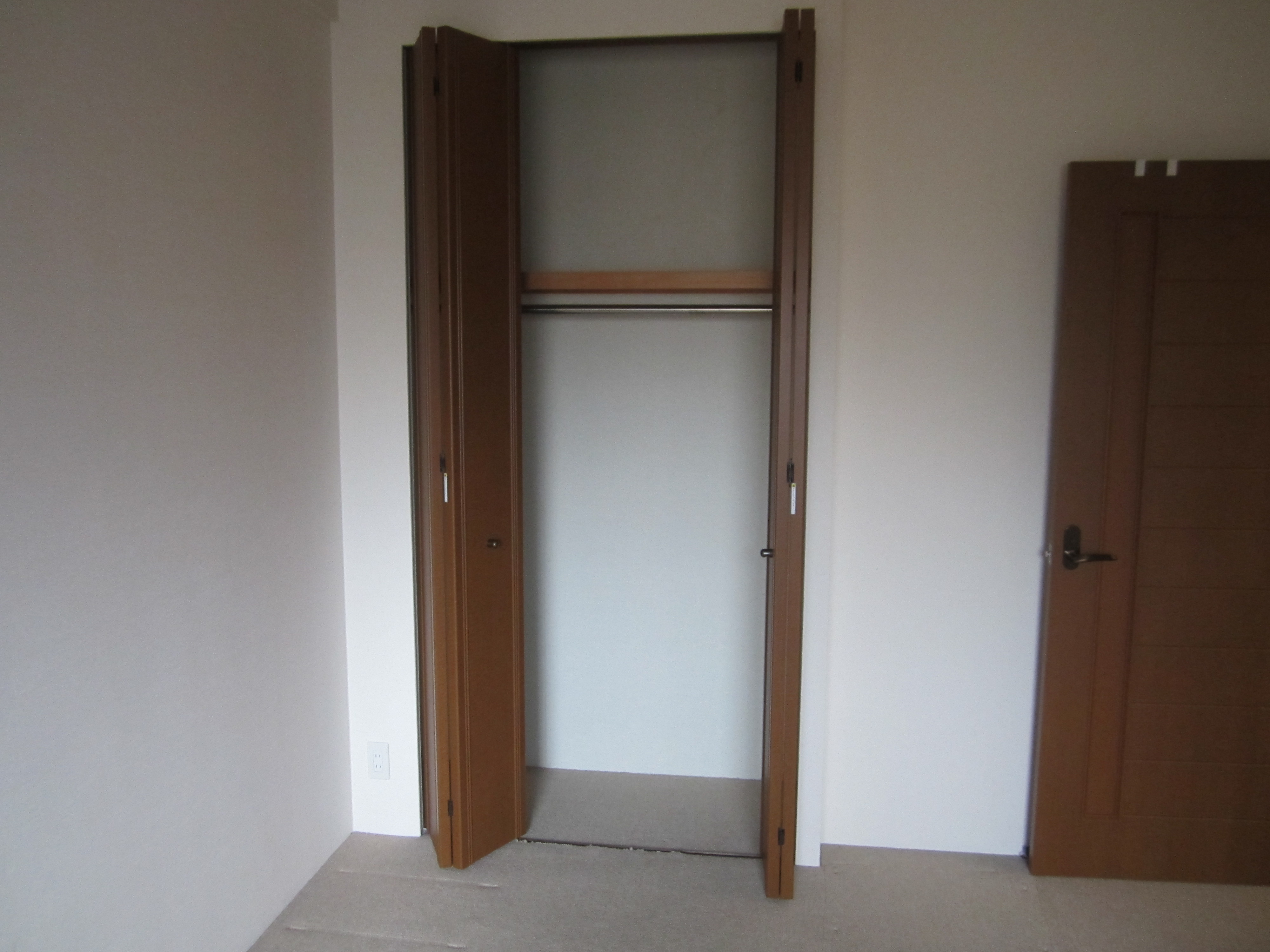 足元からポカポカになりませんか。電気の床暖房なら取り付け簡単！体温あげて免疫力もパワーアップします。小西のにこにこリフォーム　