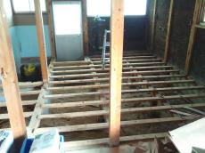 電気床暖房は工事も簡単で少ない日数で快適になれますよ！足元ぽかぽかで免疫力アップ！