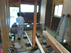 玄関ドアはカバー工法で一日で取り換えることができます。こにしのニコニコリフォーム