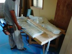 玄関ドアはカバー工法で一日で取り換えることができます。こにしのニコニコリフォーム