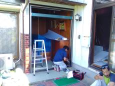 玄関ドアはカバー工法で一日で取り換えることができます。こにしのニコニコリフォーム