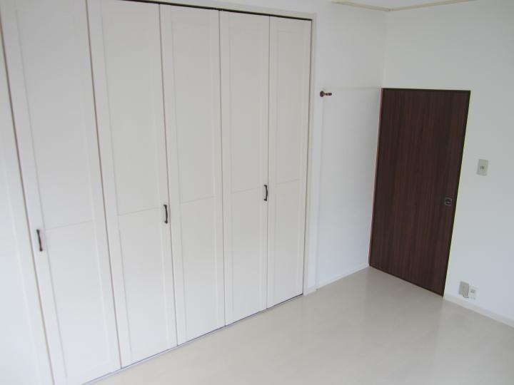 床暖房は足元ポカポカ、空気も汚れず音も出ないので快適です。あかちゃんからお年寄りにも優しい煖房です。　　