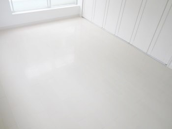 床暖房は足元ポカポカ、空気も汚れず音も出ないので快適です。あかちゃんからお年寄りにも優しい煖房です。