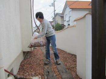 イグサに変わる和紙の畳は表面を樹脂でコーティングしてあるので、洗剤を使って丸洗いすることができます。