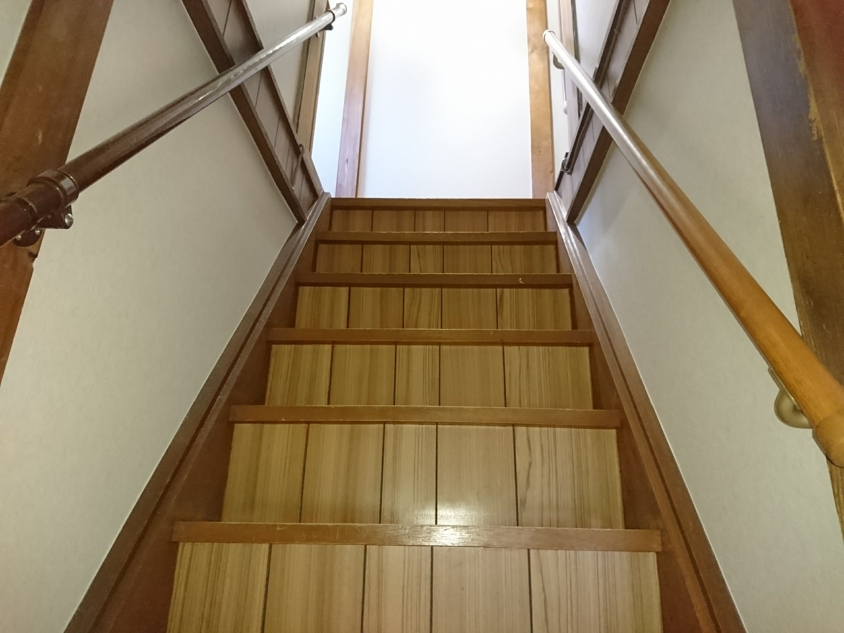 床にレールのないアウトセット引き戸知っていますか。ゆっくりと閉まるソフトクローズ機能もお勧めです。  