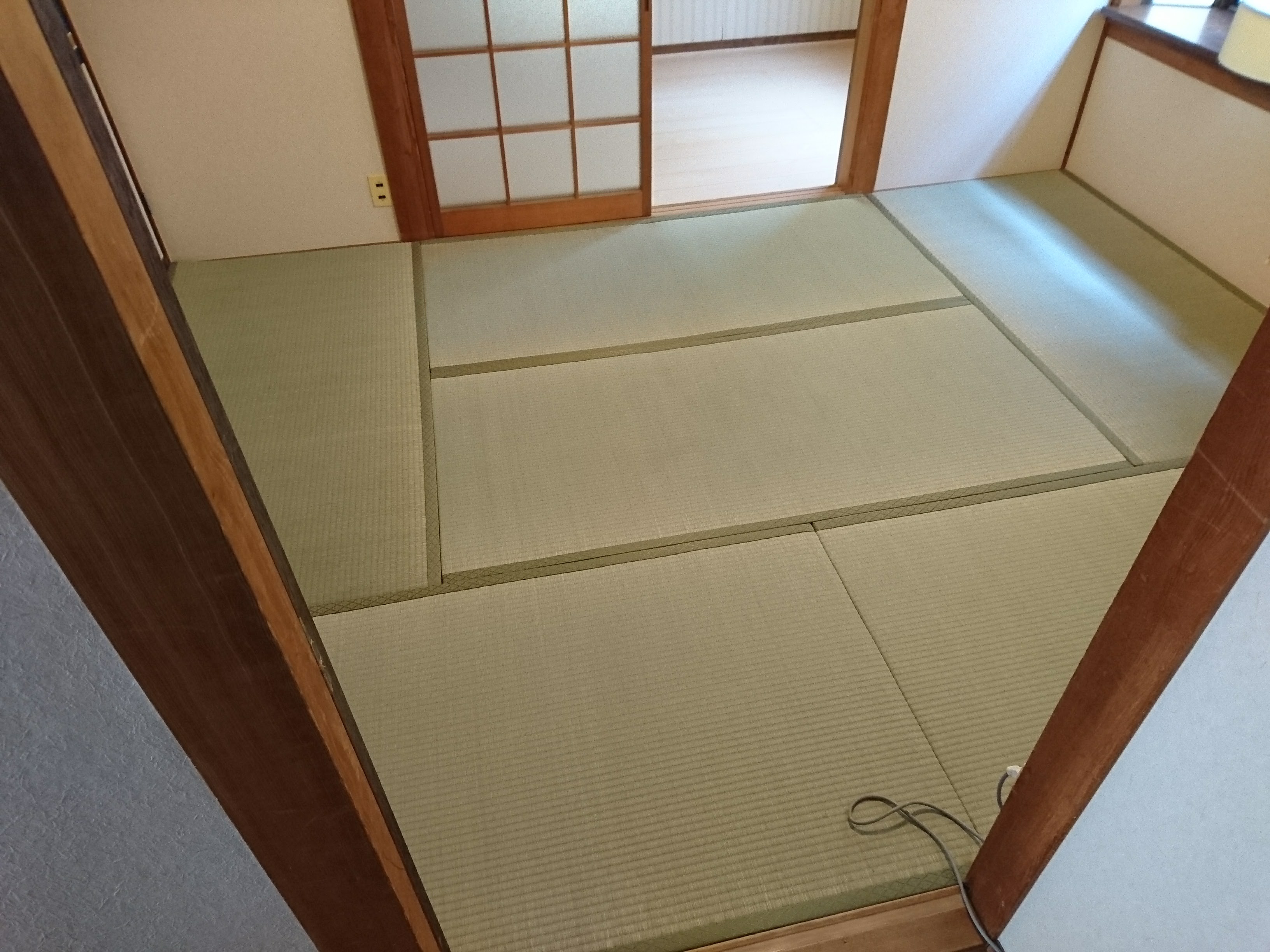 床にレールのないアウトセット引き戸知っていますか。ゆっくりと閉まるソフトクローズ機能もお勧めです。  