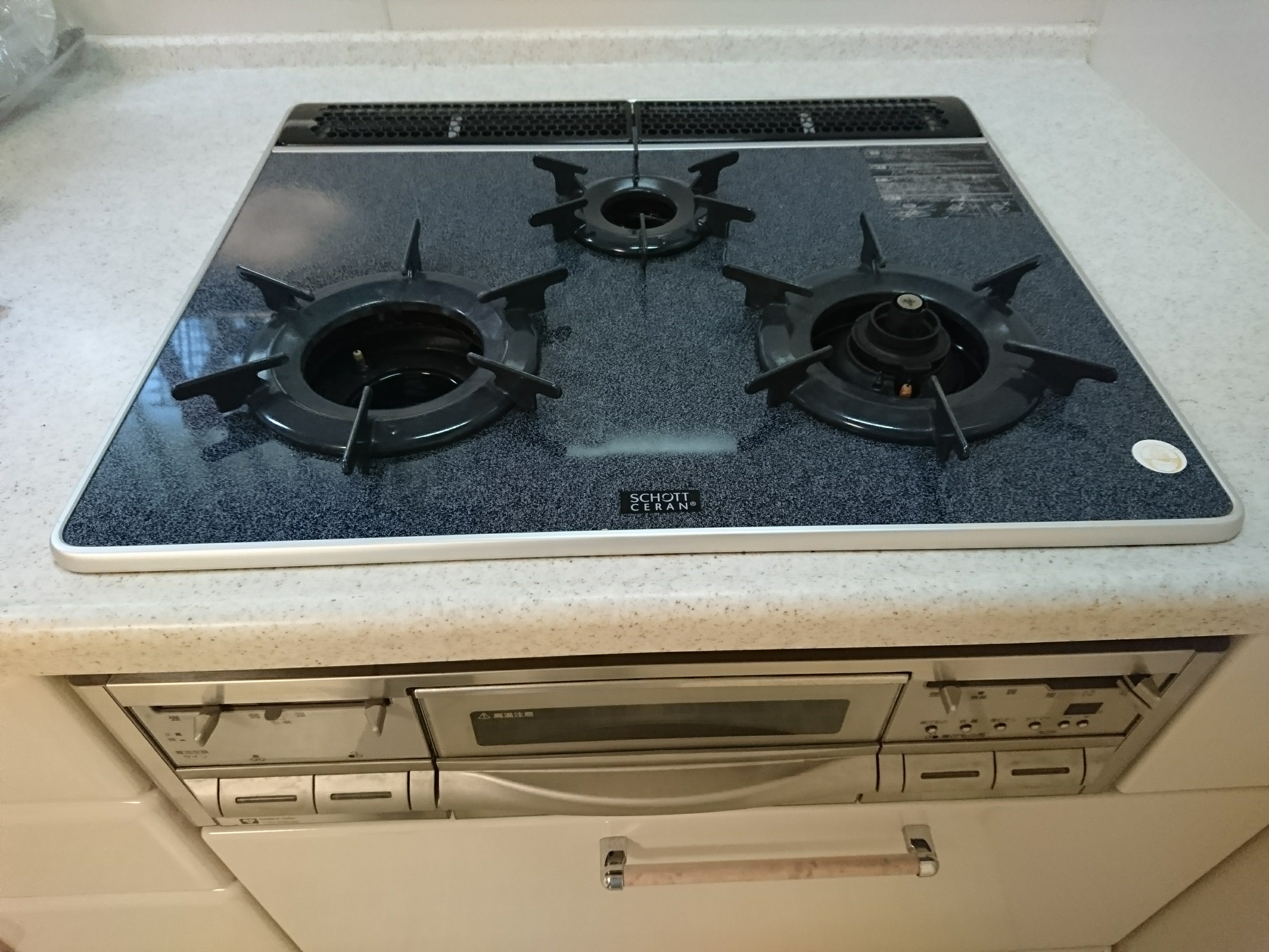 にこだんリフォームは住みながら断熱が出来ます。必要な部屋のみの断熱で費用負担も少なくて済みます。　　