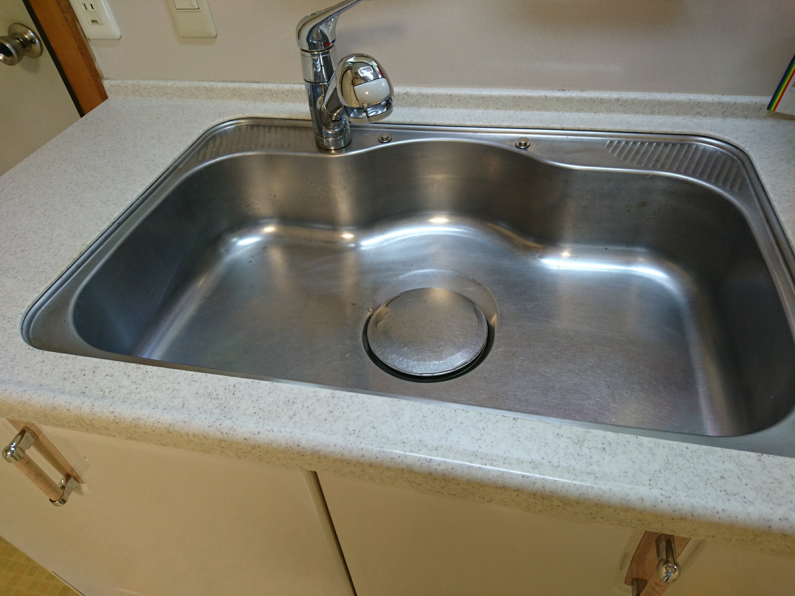 床にレールのないアウトセット引き戸知っていますか。ゆっくりと閉まるソフトクローズ機能もお勧めです。  