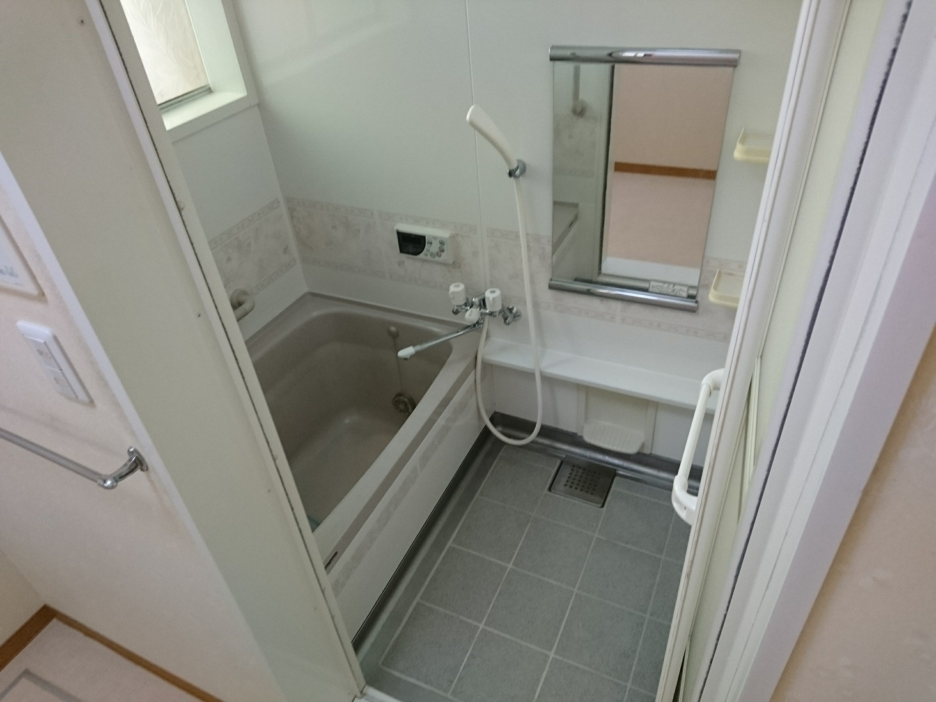 節水トイレで環境にも家計にも優しく。強力洗浄と滑らかな表面で汚れも付きにくくお手入れ楽々♪