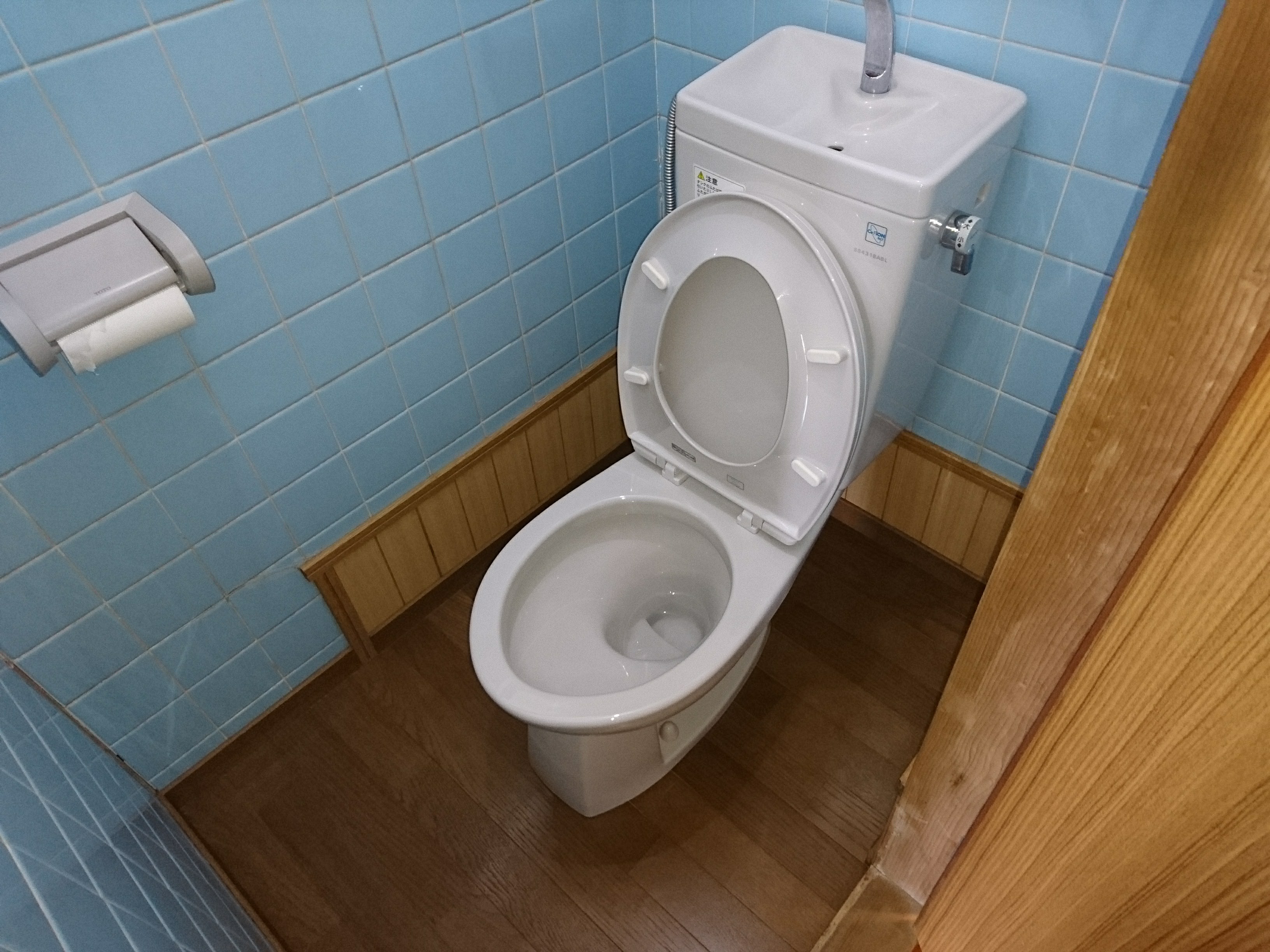 床にレールのないアウトセット引き戸知っていますか。ゆっくりと閉まるソフトクローズ機能もお勧めです。  