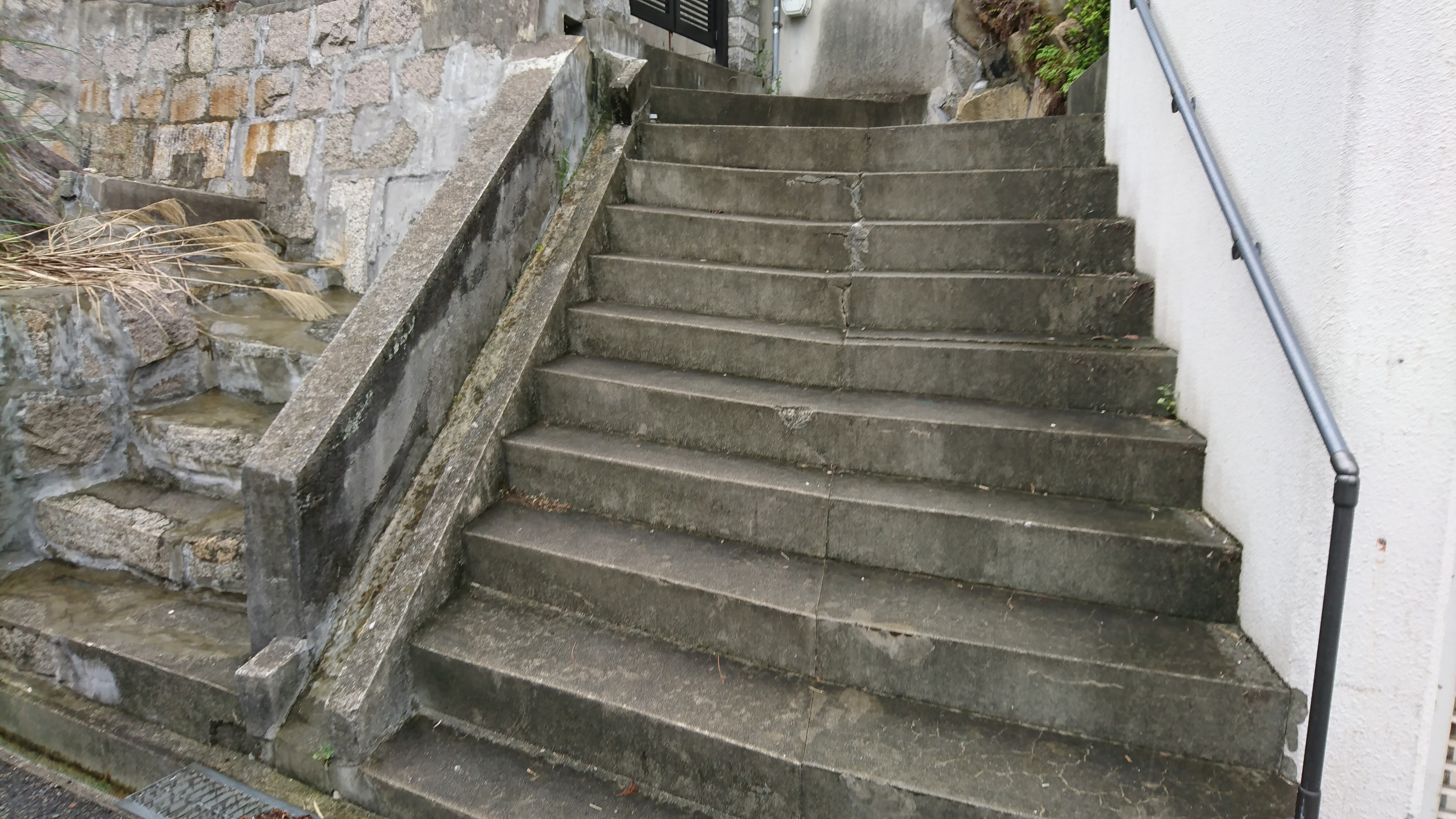 床にレールのないアウトセット引き戸知っていますか。ゆっくりと閉まるソフトクローズ機能もお勧めです。  