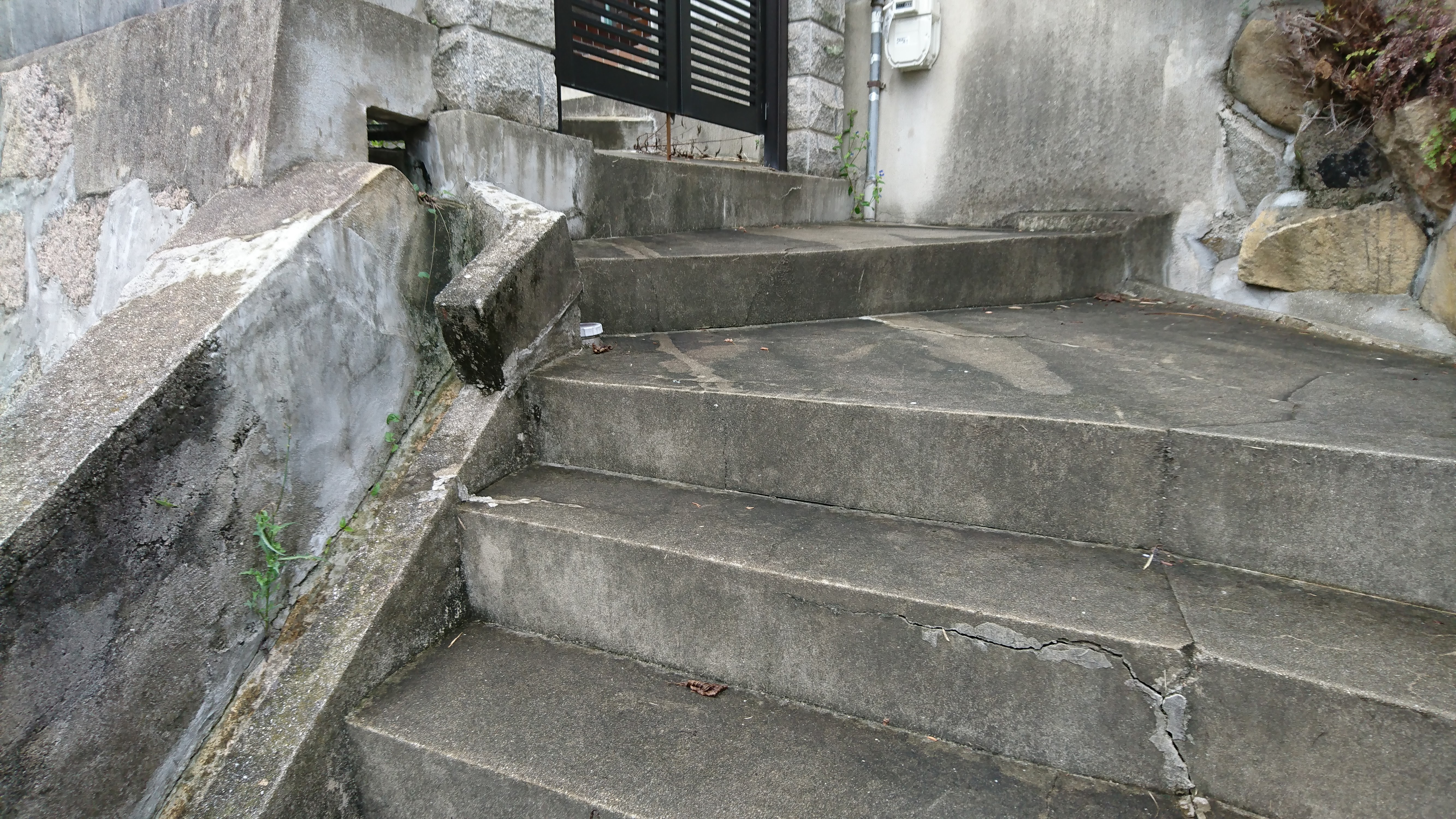 節水トイレで環境にも家計にも優しく。強力洗浄と滑らかな表面で汚れも付きにくくお手入れ楽々♪