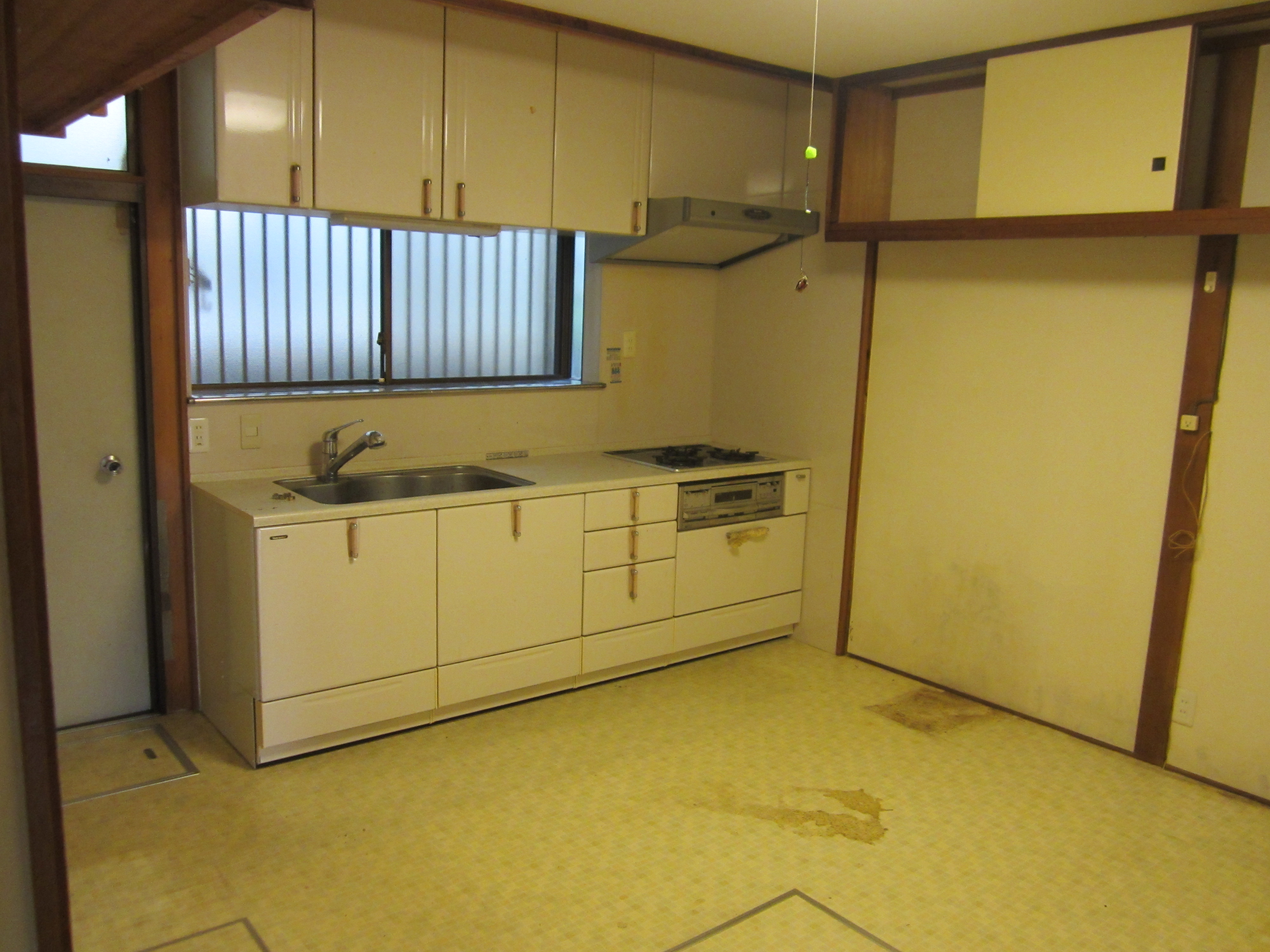 床にレールのないアウトセット引き戸知っていますか。ゆっくりと閉まるソフトクローズ機能もお勧めです。  