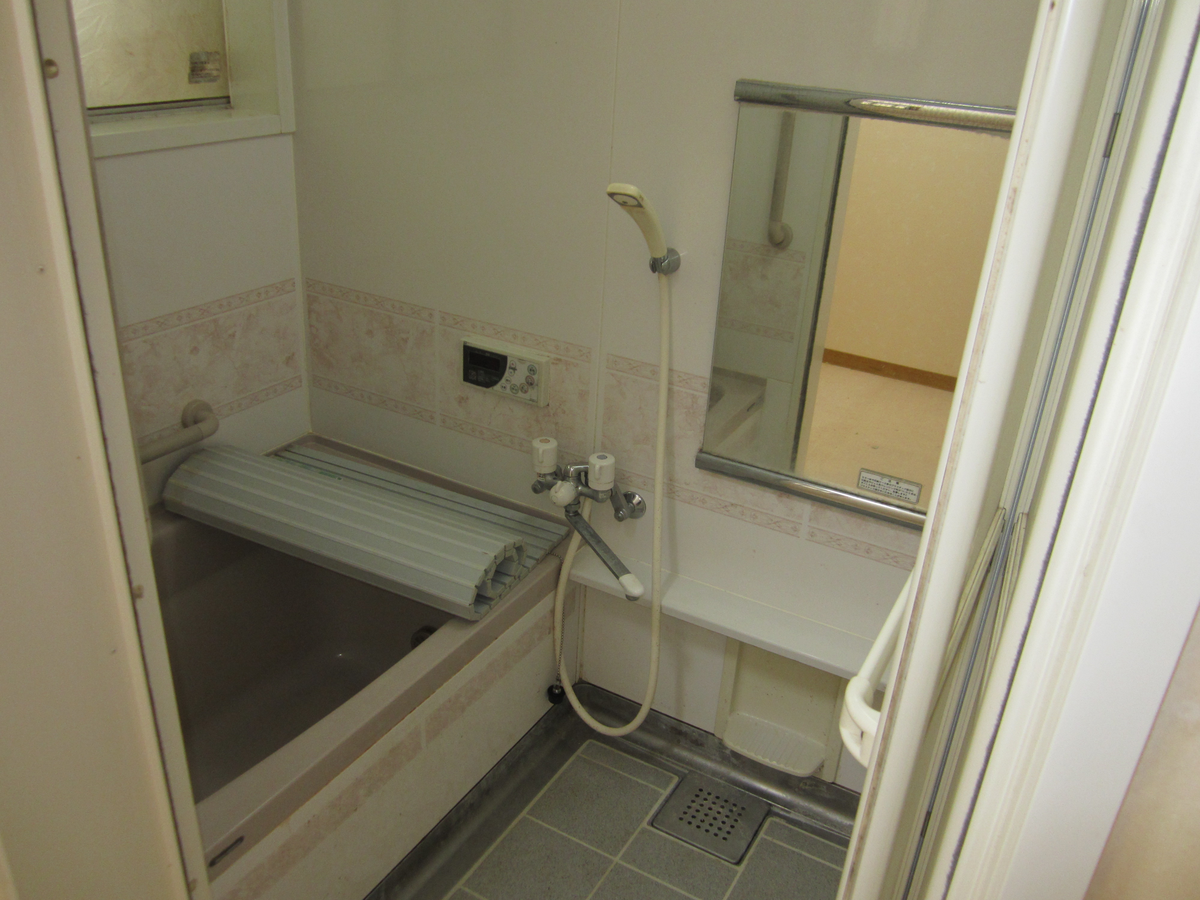 床にレールのないアウトセット引き戸知っていますか。ゆっくりと閉まるソフトクローズ機能もお勧めです。  