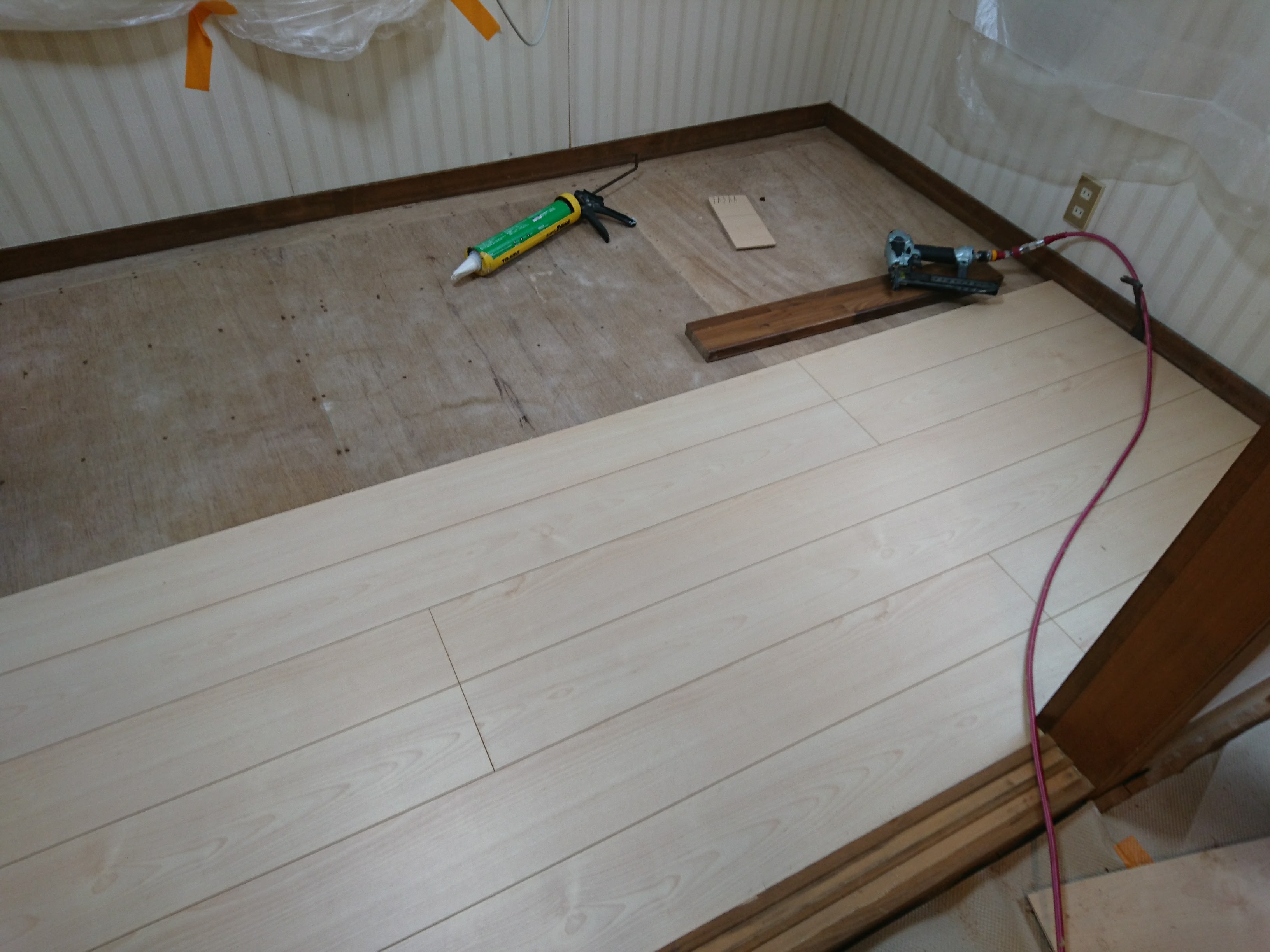 床にレールのないアウトセット引き戸知っていますか。ゆっくりと閉まるソフトクローズ機能もお勧めです。  