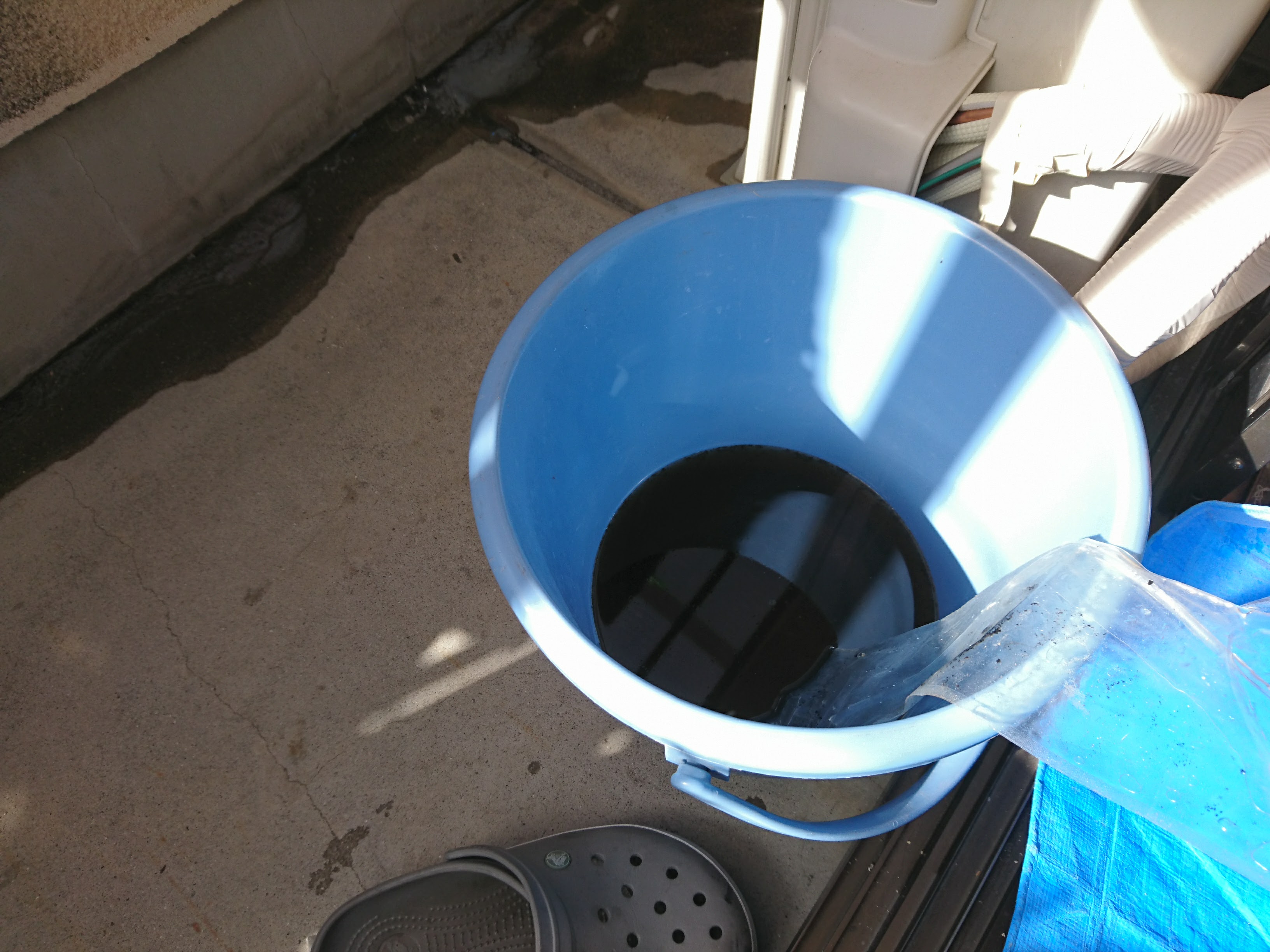 床にレールのないアウトセット引き戸知っていますか。ゆっくりと閉まるソフトクローズ機能もお勧めです。  