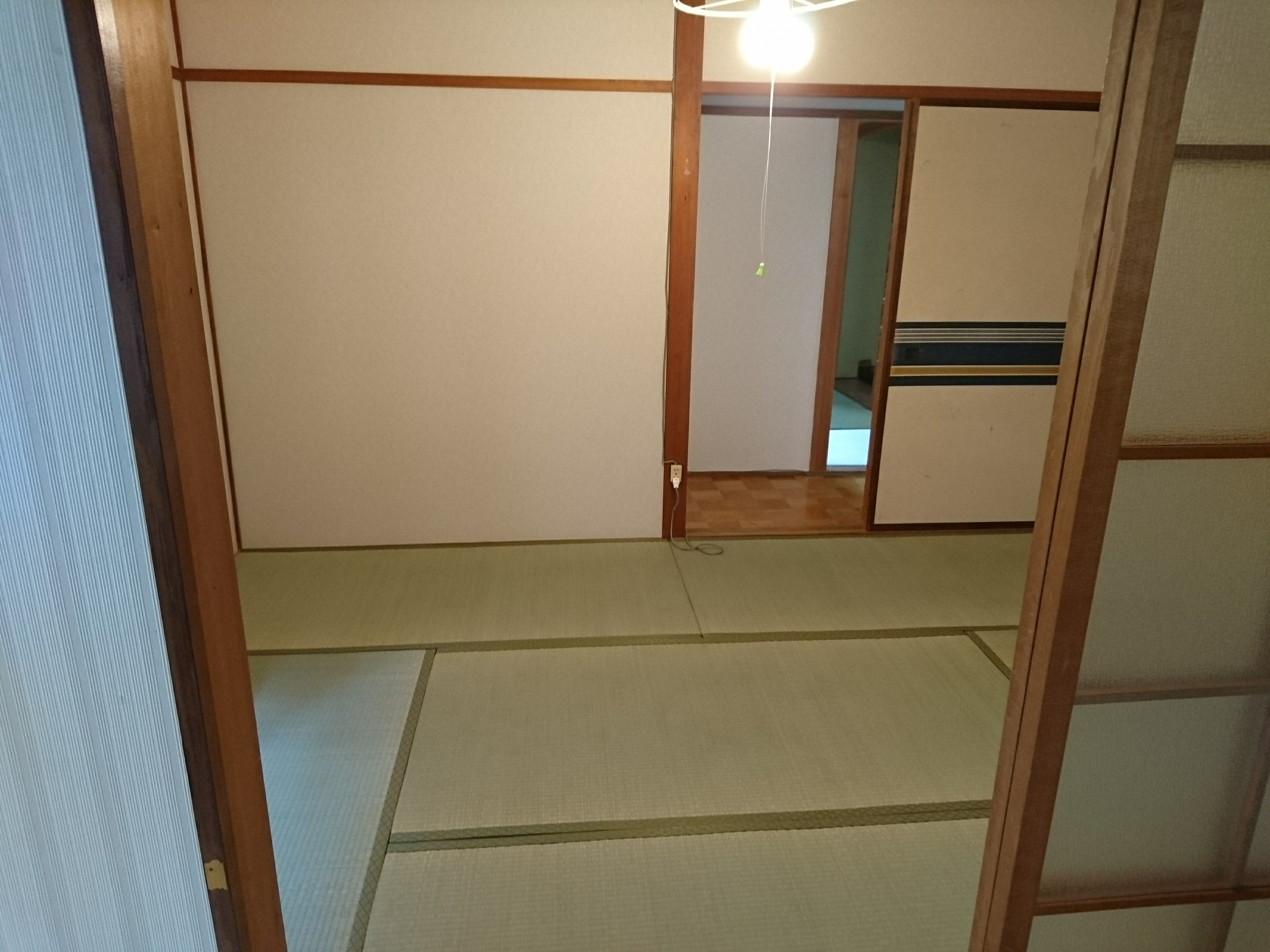 にこだんリフォームは住みながら断熱が出来ます。必要な部屋のみの断熱で費用負担も少なくて済みます。　　