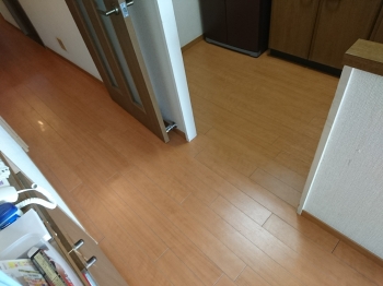 キッチンカウンター下の空間むだにしていませんか?収納棚を作りつければ小物が片付き部屋全体も広く感じられます。