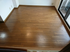 キッチンカウンター下の空間むだにしていませんか?収納棚を作りつければ小物が片付き部屋全体も広く感じられます。