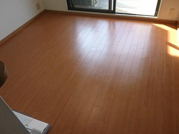 キッチンカウンター下の空間むだにしていませんか?収納棚を作りつければ小物が片付き部屋全体も広く感じられます。