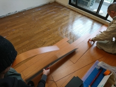 部屋と庭をつなぐオーニング。外壁工事が不要な後付タイプも登場しています。