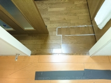 キッチンカウンター下の空間むだにしていませんか?収納棚を作りつければ小物が片付き部屋全体も広く感じられます。