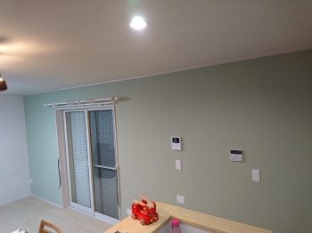 キッチンの印象を変えるキッチンパネル。ホーロー製やステンレス素材、タイルですが目地汚れが気にならないよう加工されたものもあります