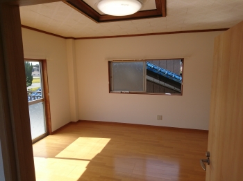 玄関の匂いの原因は靴の湿気です。晴天の日には下駄箱を開けっ放しにして、中にかぜを通してくださいね。