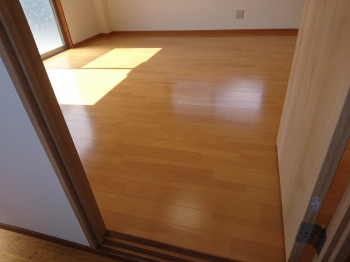 チェーンを引くことで網戸をロールスクリーンのように収納できるんです。収納しておけば、汚れにくく窓からの眺めもすっきり見えるメリットがあります!