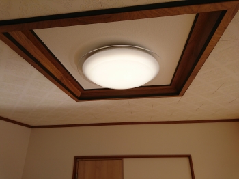 チェーンを引くことで網戸をロールスクリーンのように収納できるんです。収納しておけば、汚れにくく窓からの眺めもすっきり見えるメリットがあります!