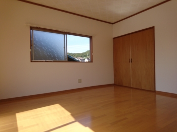 夏でもサラッと心地よく。無垢フローリングは本物の木の質感が味わえます。