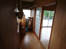 玄関の匂いの原因は靴の湿気です。晴天の日には下駄箱を開けっ放しにして、中にかぜを通してくださいね。