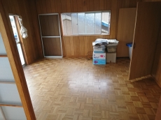 チェーンを引くことで網戸をロールスクリーンのように収納できるんです。収納しておけば、汚れにくく窓からの眺めもすっきり見えるメリットがあります!