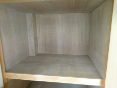 チェーンを引くことで網戸をロールスクリーンのように収納できるんです。収納しておけば、汚れにくく窓からの眺めもすっきり見えるメリットがあります!