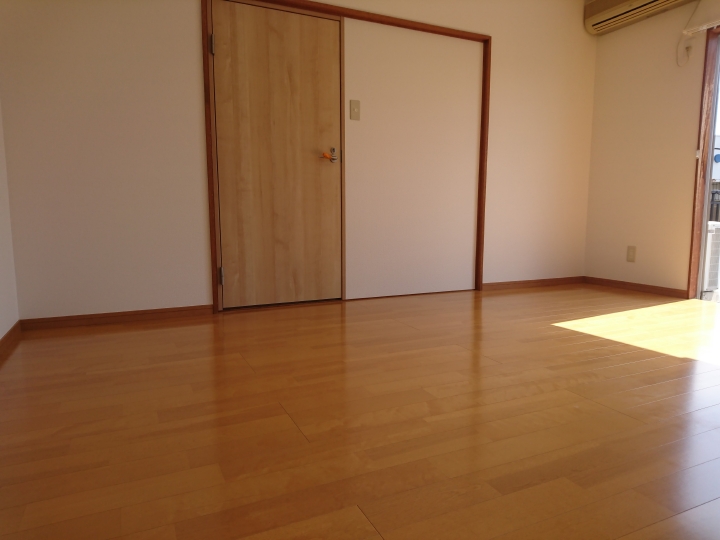 合板フローリングは手入れが簡単で、施工もし易く人気です。畳もイグサや和紙製、樹脂製などいろいろあります。