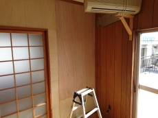 夏でもサラッと心地よく。無垢フローリングは本物の木の質感が味わえます。