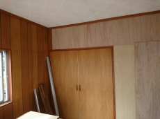 チェーンを引くことで網戸をロールスクリーンのように収納できるんです。収納しておけば、汚れにくく窓からの眺めもすっきり見えるメリットがあります!