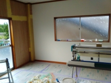 チェーンを引くことで網戸をロールスクリーンのように収納できるんです。収納しておけば、汚れにくく窓からの眺めもすっきり見えるメリットがあります!