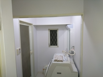 壁紙は機能がいろいろ。子供の落書きや油汚れがおちやすいもの。ペットやたばこの匂いを消臭してくれる抗菌作用のあるもの。湿度を調節し、静電気を抑えてくれるものも。g