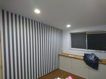 壁紙は機能がいろいろ。子供の落書きや油汚れがおちやすいもの。ペットやたばこの匂いを消臭してくれる抗菌作用のあるもの。湿度を調節し、静電気を抑えてくれるものも。g