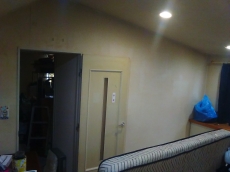 壁紙は機能がいろいろ。子供の落書きや油汚れがおちやすいもの。ペットやたばこの匂いを消臭してくれる抗菌作用のあるもの。湿度を調節し、静電気を抑えてくれるものも。