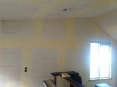 壁紙は機能がいろいろ。子供の落書きや油汚れがおちやすいもの。ペットやたばこの匂いを消臭してくれる抗菌作用のあるもの。湿度を調節し、静電気を抑えてくれるものも。