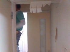 防犯対策は古い鍵の見直しから。補助上で1ドア2ロック、交換も簡単なのでピッキング対策に効果的です。