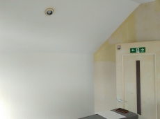 防犯対策は古い鍵の見直しから。補助上で1ドア2ロック、交換も簡単なのでピッキング対策に効果的です。