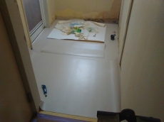 壁紙は機能がいろいろ。子供の落書きや油汚れがおちやすいもの。ペットやたばこの匂いを消臭してくれる抗菌作用のあるもの。湿度を調節し、静電気を抑えてくれるものも。