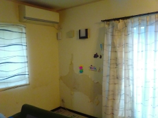 梅雨の季節です。雨どいはだいじょうぶですか？雨どいは外壁や基礎に雨水がしみこむのを防いでいます。