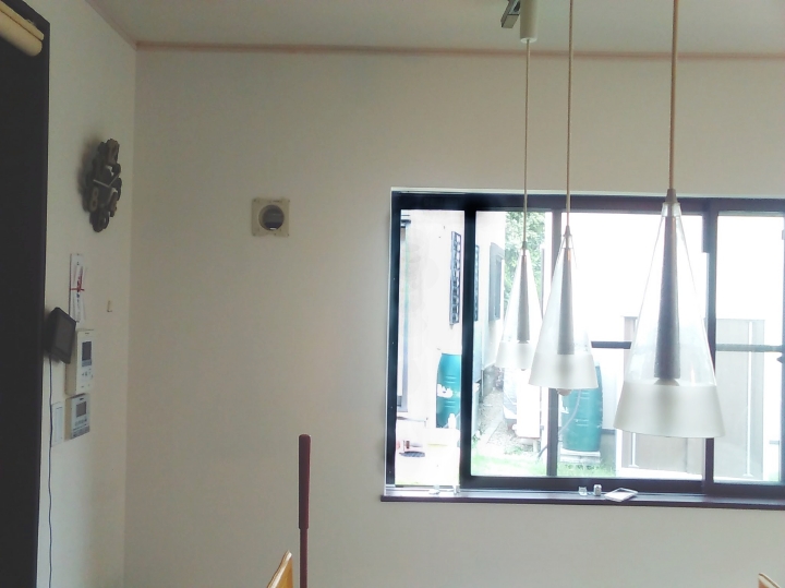 　遮熱ガラスで外からの熱をカット。日差し紫外線をカットし、冷暖房効果アップ！室内の明るさは従来のまま