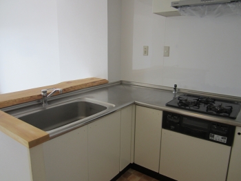 　天井から雨のようにお湯が降り注ぐオーバーヘッドシャワー、実は空気をたくさん含んでいるので節水になるんです！　