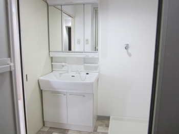 　天井から雨のようにお湯が降り注ぐオーバーヘッドシャワー、実は空気をたくさん含んでいるので節水になるんです！　