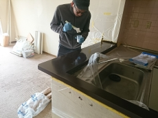 　天井から雨のようにお湯が降り注ぐオーバーヘッドシャワー、実は空気をたくさん含んでいるので節水になるんです！　